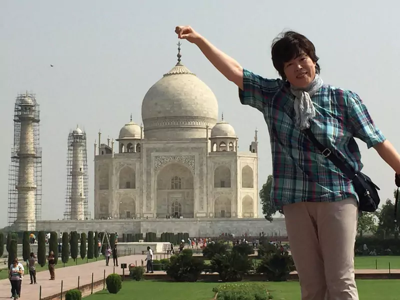 インド旅行のために、運転手とガイド付きのレンタカーを借りる